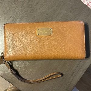 MICHAEL KORS WALLET WITH WRIST STRAP